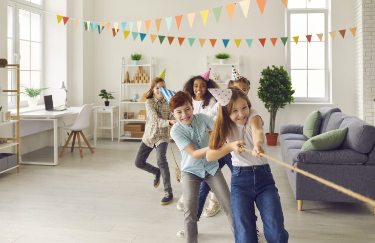 Hier ist eine Gruppe von Kindern die Tauziehen spielen auf einem Kindergeburtstag. 