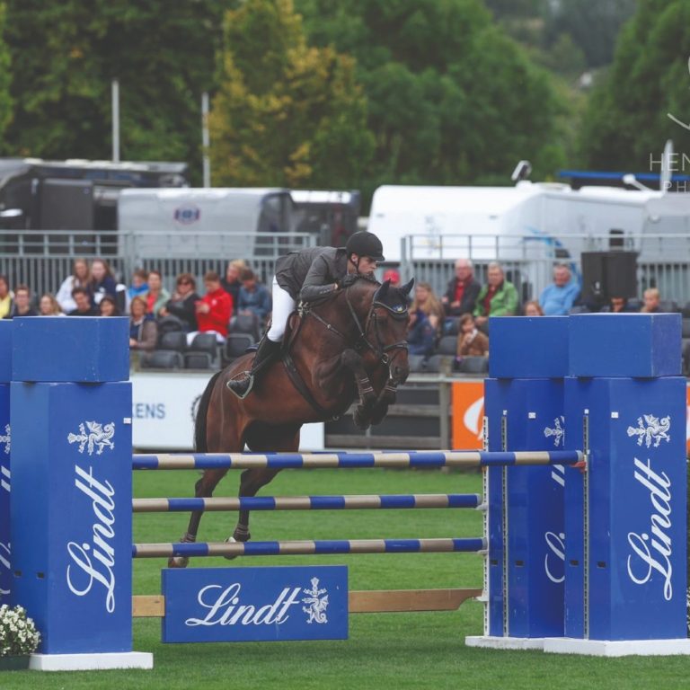 Come Quiet mit Meike Tibbe über einen Sprung.